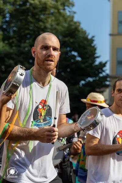 Percussionnistes d’Arrête J’Adore jouant du samba brésilien pendant un concert à Lyon.