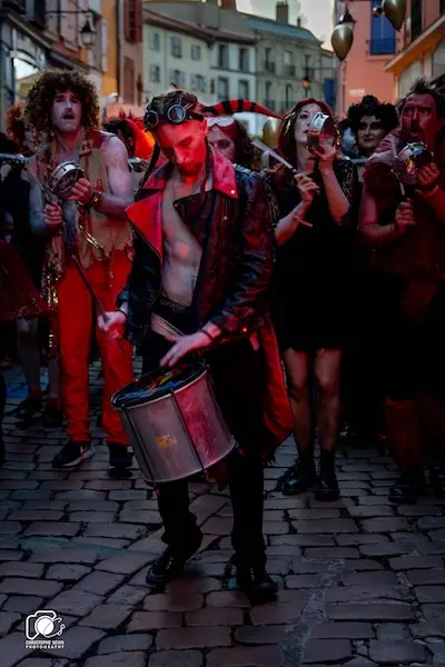 Déambulation festive de la batucada Arrête J’Adore dans le quartier de la Croix-Rousse à Lyon.