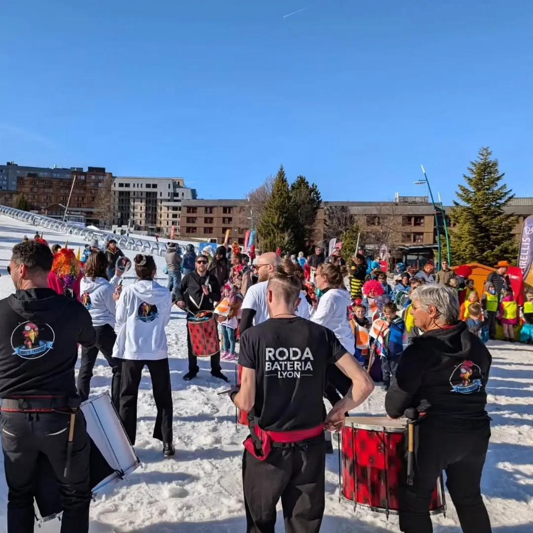 Batteurs de la batucada Arrête J’Adore jouant en rythme sur les pistes pendant une performance dans la région de Lyon.