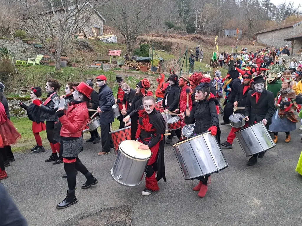 Membres costumés de la batucada Arrête J’Adore lors d’une parade festive inspirée du carnaval de Rio.