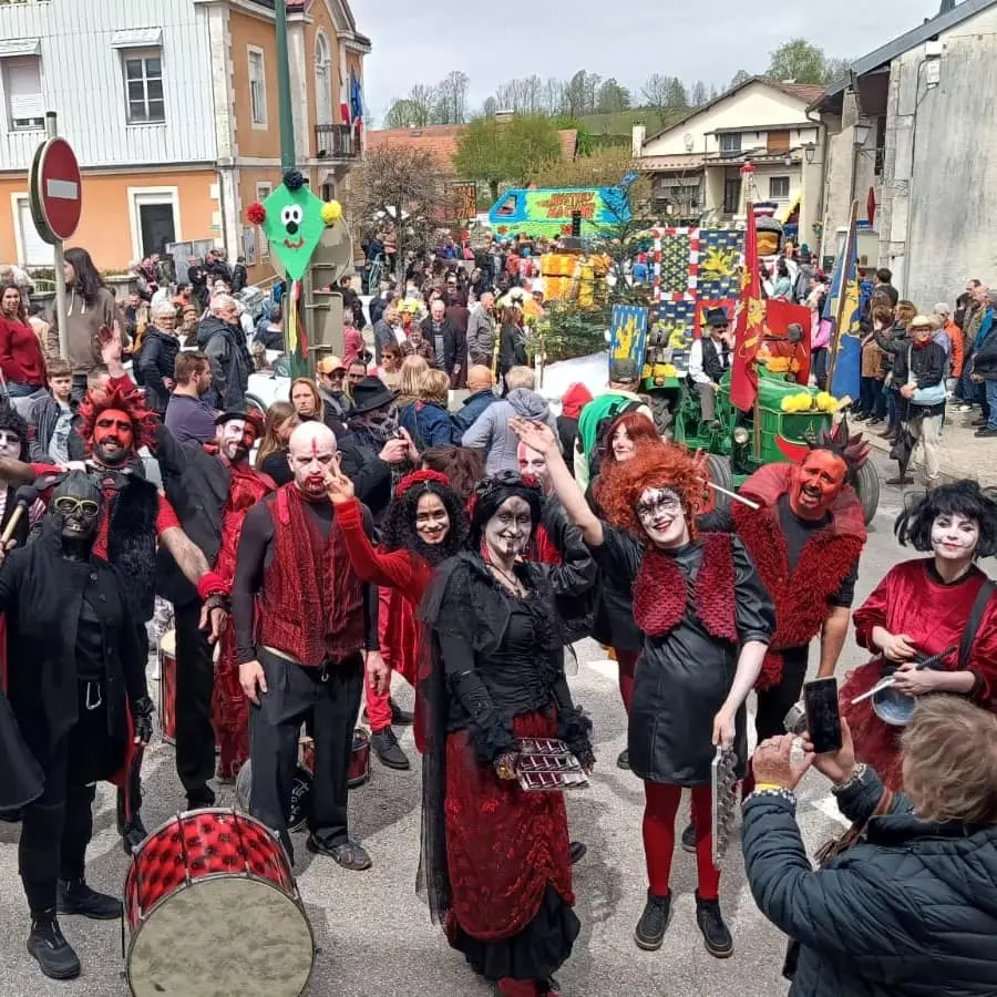 Défilé carnavalesque animé par la batucada Arrête J’Adore et ses percussions samba à Lyon.