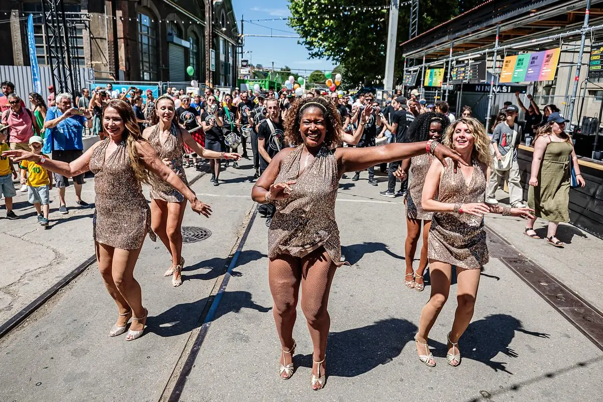 Costumes colorés et ambiance carnavalesque de la batucada lyonnaise Arrête J’Adore, inspirée du carnaval de Rio.