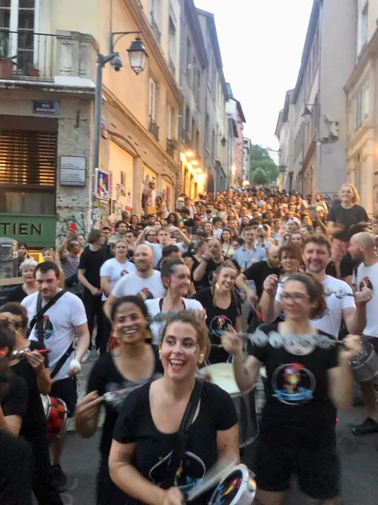 Le public danse au son des tambours brésiliens de la batucada lyonnaise Arrête J’Adore.