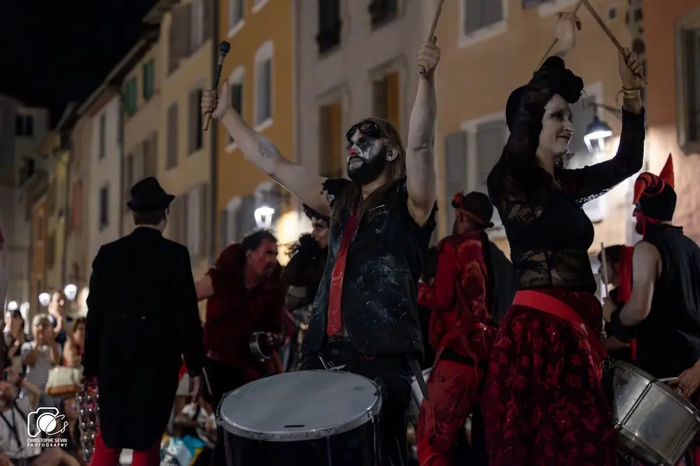 Batteurs de la batucada Arrête J’Adore jouant sur leurs surdos dans une ambiance festive à Lyon.