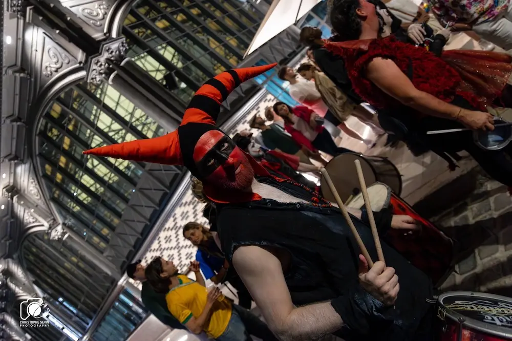 Groupe de batucada lyonnaise jouant avec énergie et passion pour animer festivals et événements.