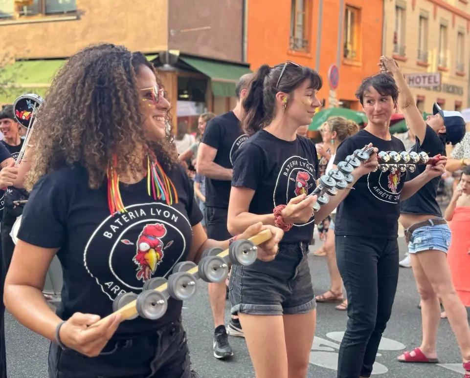 La batucada Arrête J’Adore fait vibrer la Fête de la Musique à Lyon avec ses rythmes samba brésiliens.
