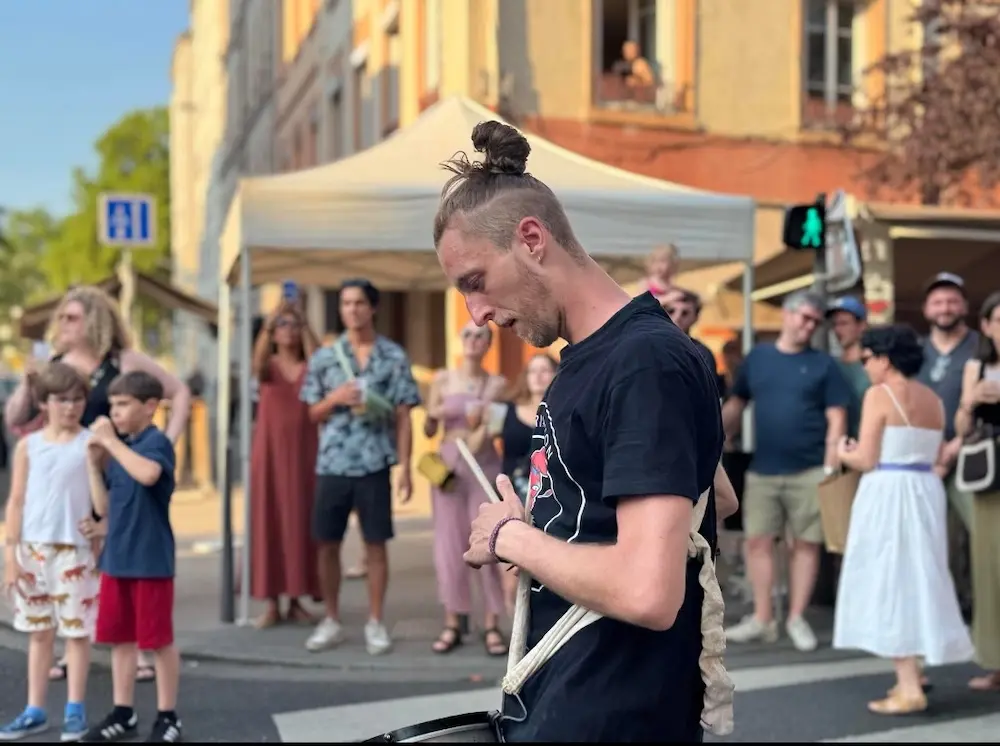 Animation de rue avec la batucada Arrête J’Adore et ses percussions brésiliennes lors du 21 juin à Lyon.