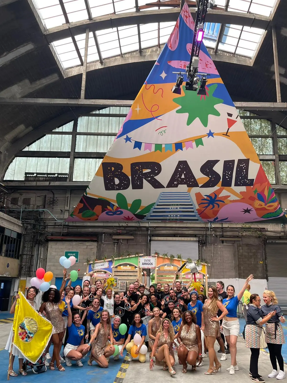 Portrait collectif de la batucada Arrête J’Adore, musiciens lyonnais de samba et percussions brésiliennes.