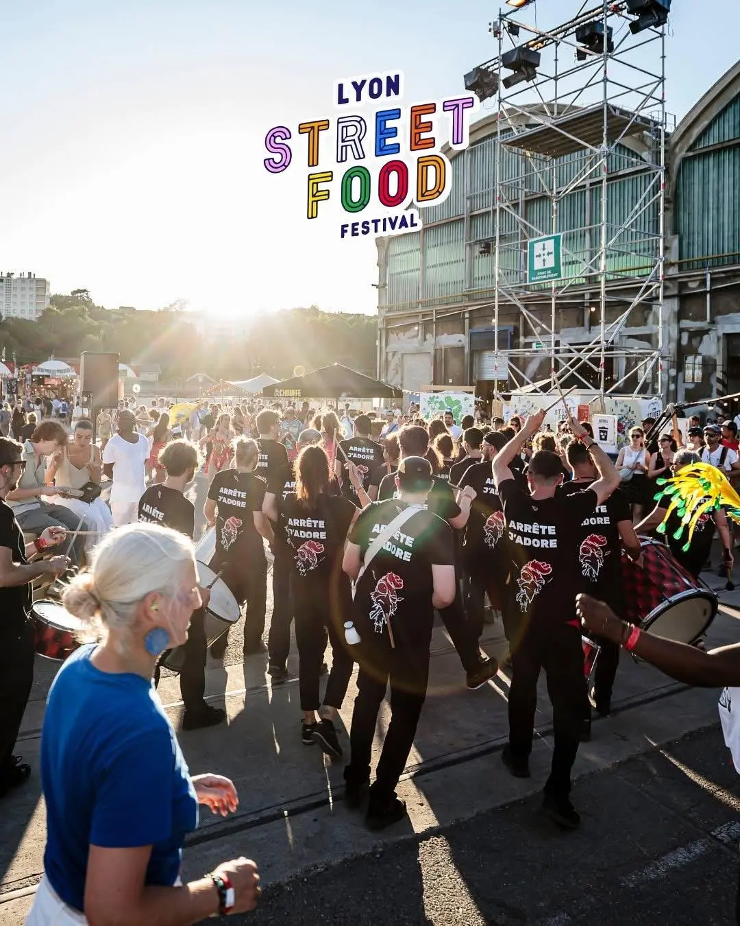 Performance festive de la batucada lyonnaise Arrête J’Adore pendant le Lyon Street Food Festival.